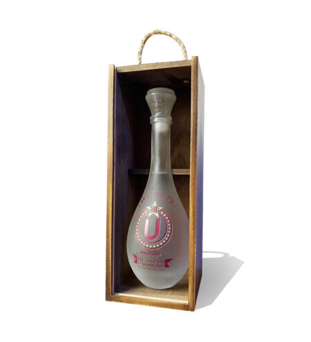 Pisco Mosto Verde Acholado Universitario 500 ML | Modelo gota tallada color rojo y dorado con caja de pino