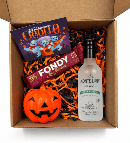 Box Halloween Criollo con pisco Monte Luna Negra Criolla 187 ml, chocolate Fondy La Ibérica y calabaza con dulces.
